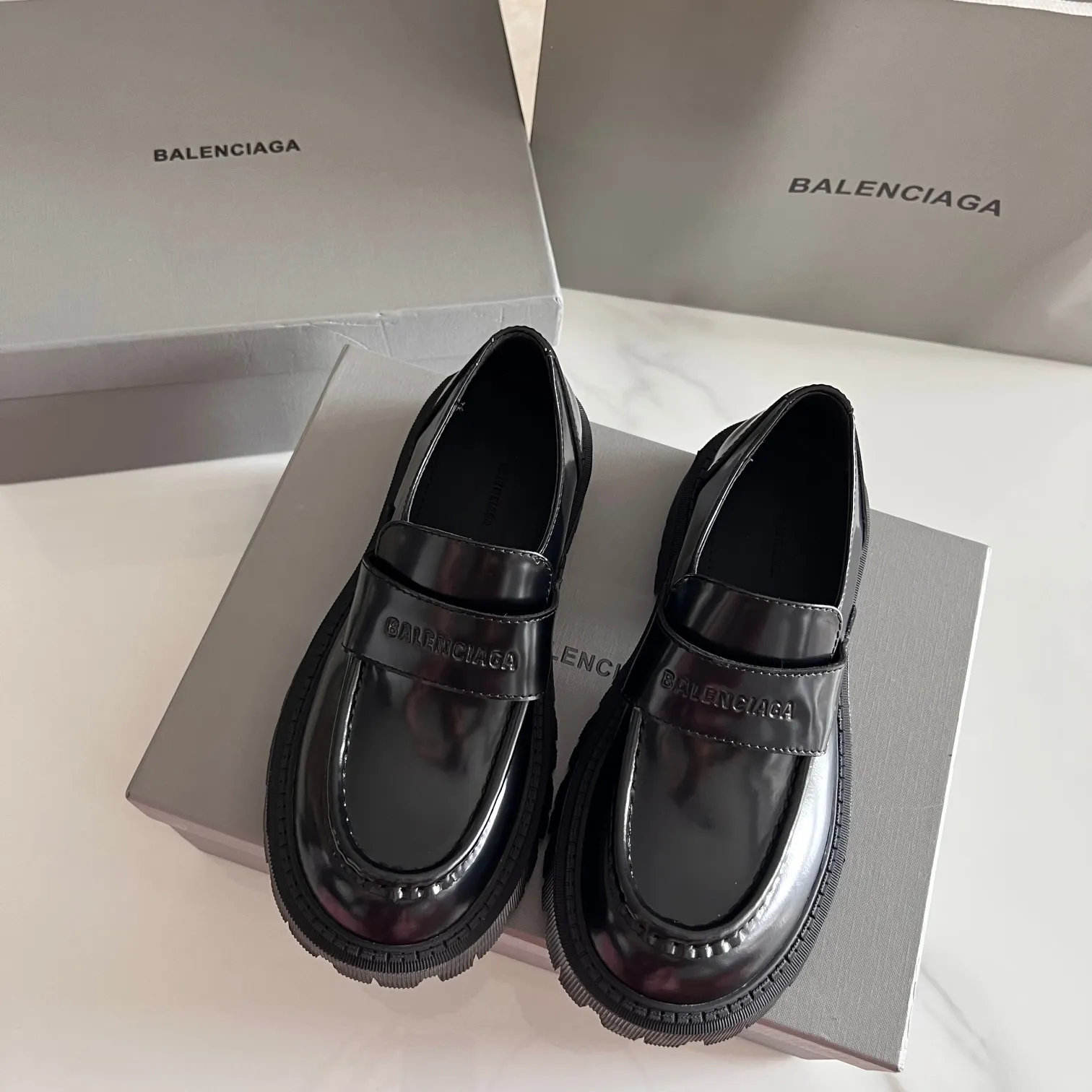 👟👟Ex-factory price 600👟👟 BALENCIAGA# Balenciaga's new big-toe derby shoes TRACTOR big-toe derby shoes loafers👞 Original medium-gloss open-edge beaded cowhide. Restrained and stylish. Matched with the brand logo on the shoe cover. The rhythm of closing your eyes. The lining and feet are made of black silk cowhide. The texture is soft and delicate. The gear-shaped rubber outsole is 5cm higher. Size: 35-40 (customization of 40 pieces is not returnable)